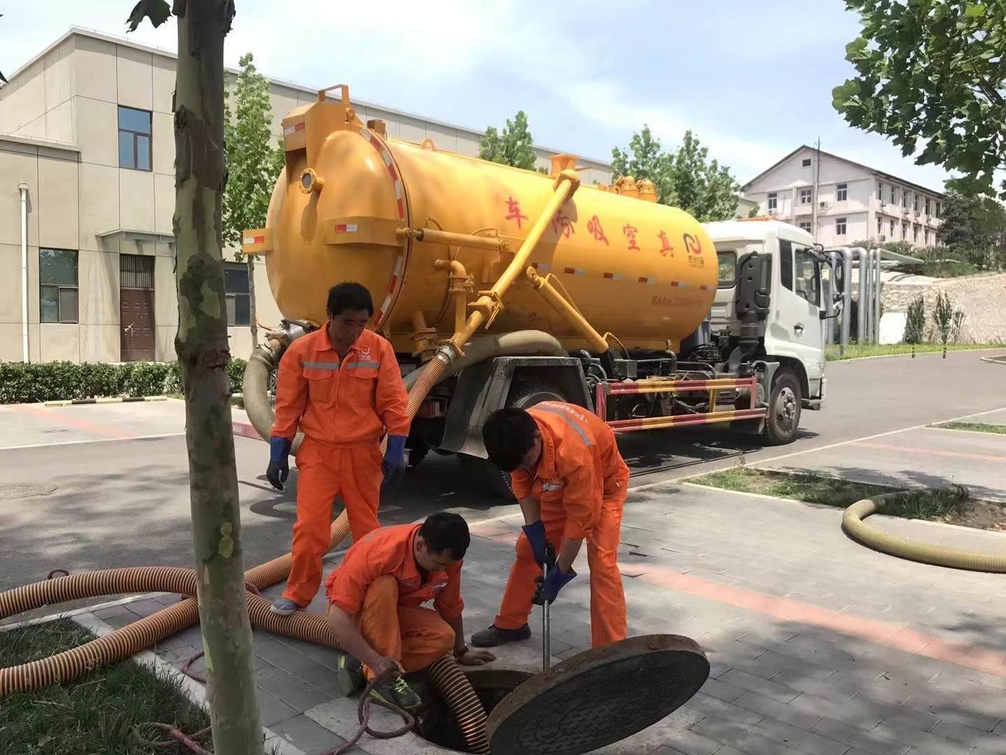 北塘管道疏通车停在窨井附近