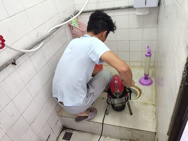 北塘管道堵塞冒臭气 专业师傅现场解决问题