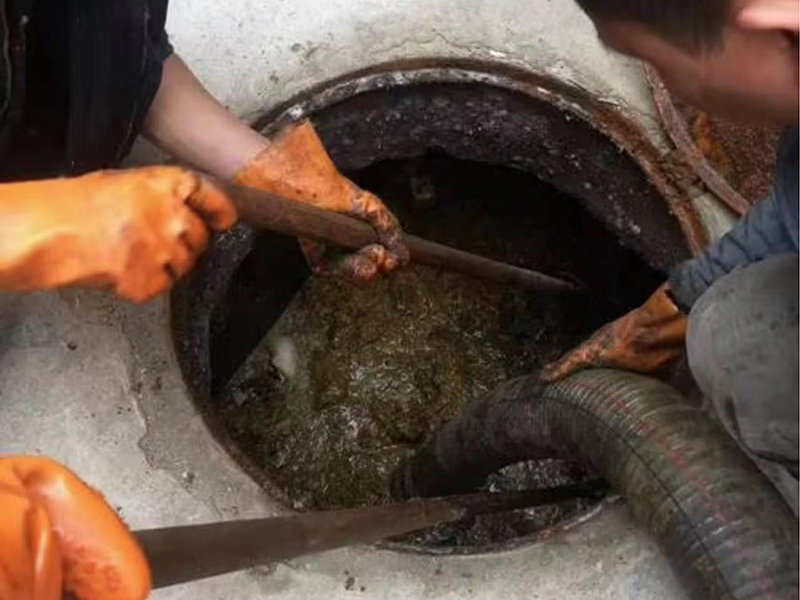 北塘清理化粪池时如何避免沼气的危害？